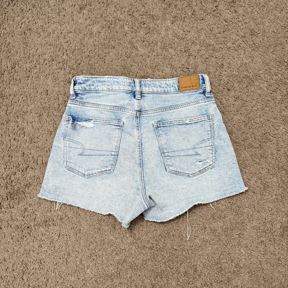 American Eagle High Rise Strigid Distressed Denim Mom Short Faded Light Size 2 - Picture 6 of 7